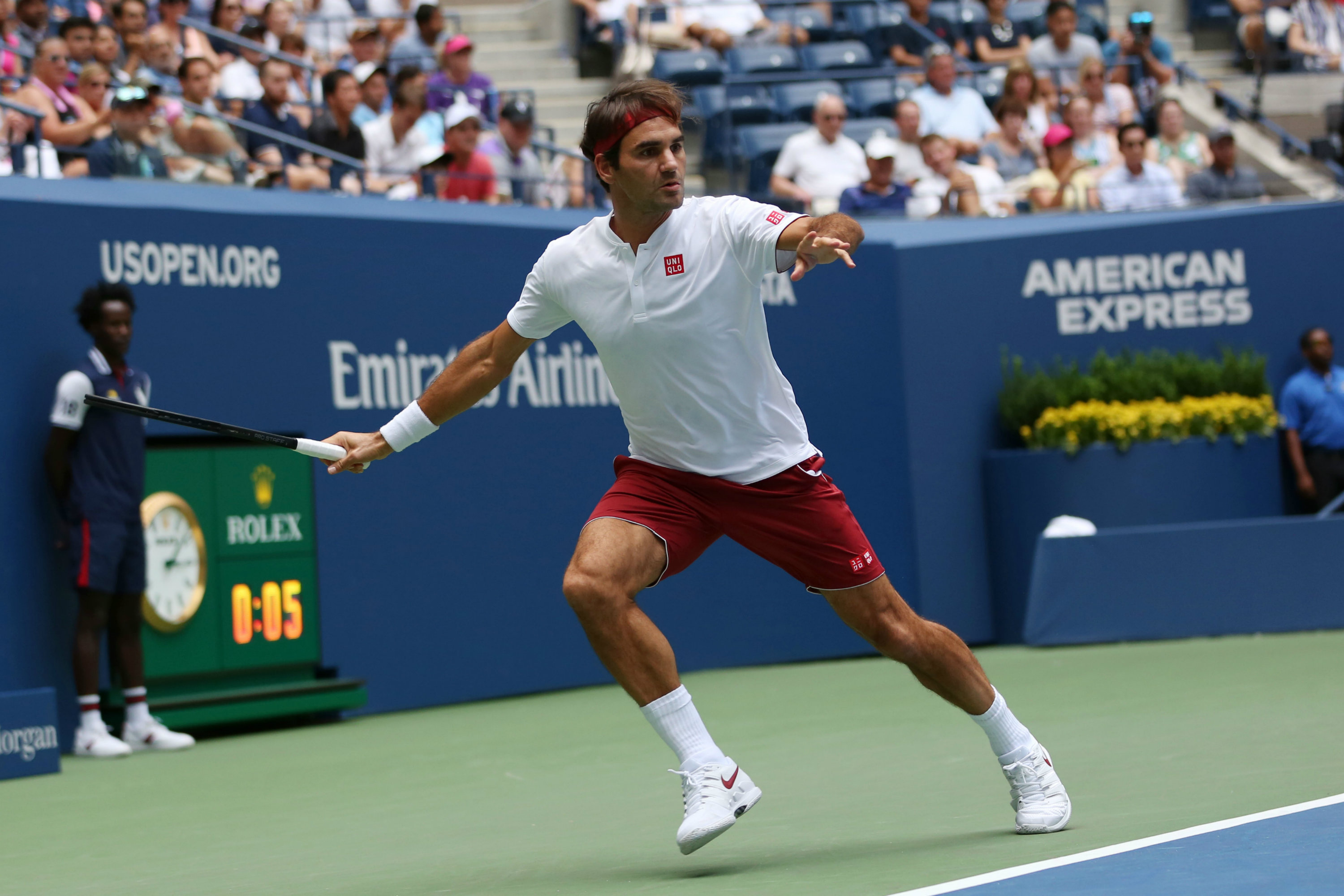 roger federer moves into us open third round