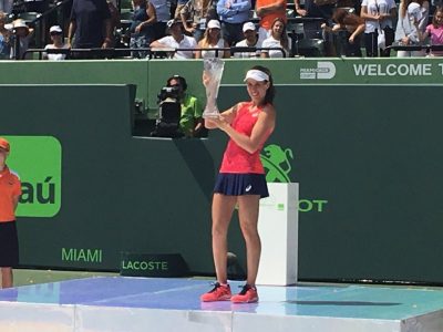 Johanna Konta lifts the trophy (Miami Open Facebook Page)