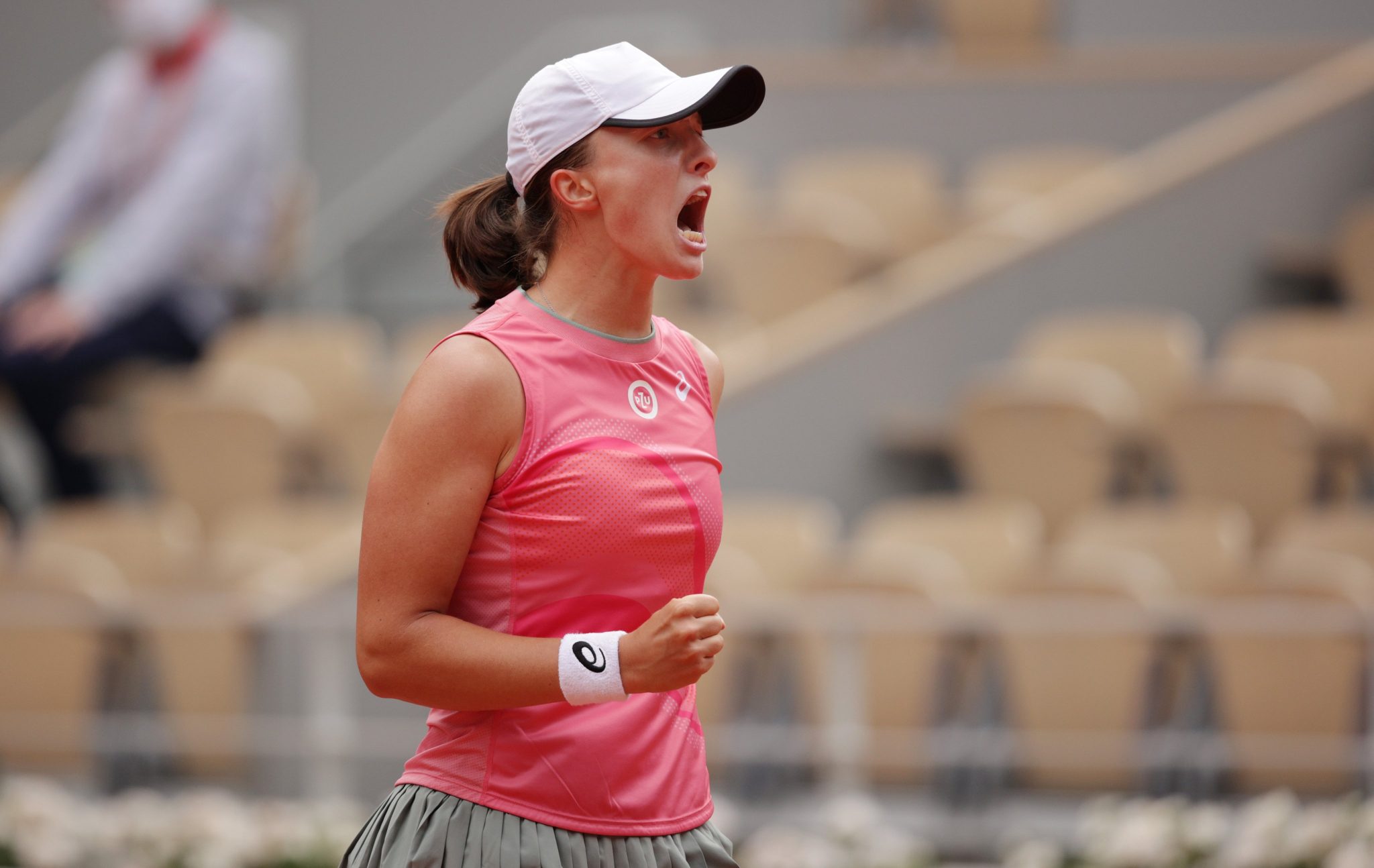 Iga Swiatek Overcomes Kontaveit Scare To Reach Last 16 At Roland Garros